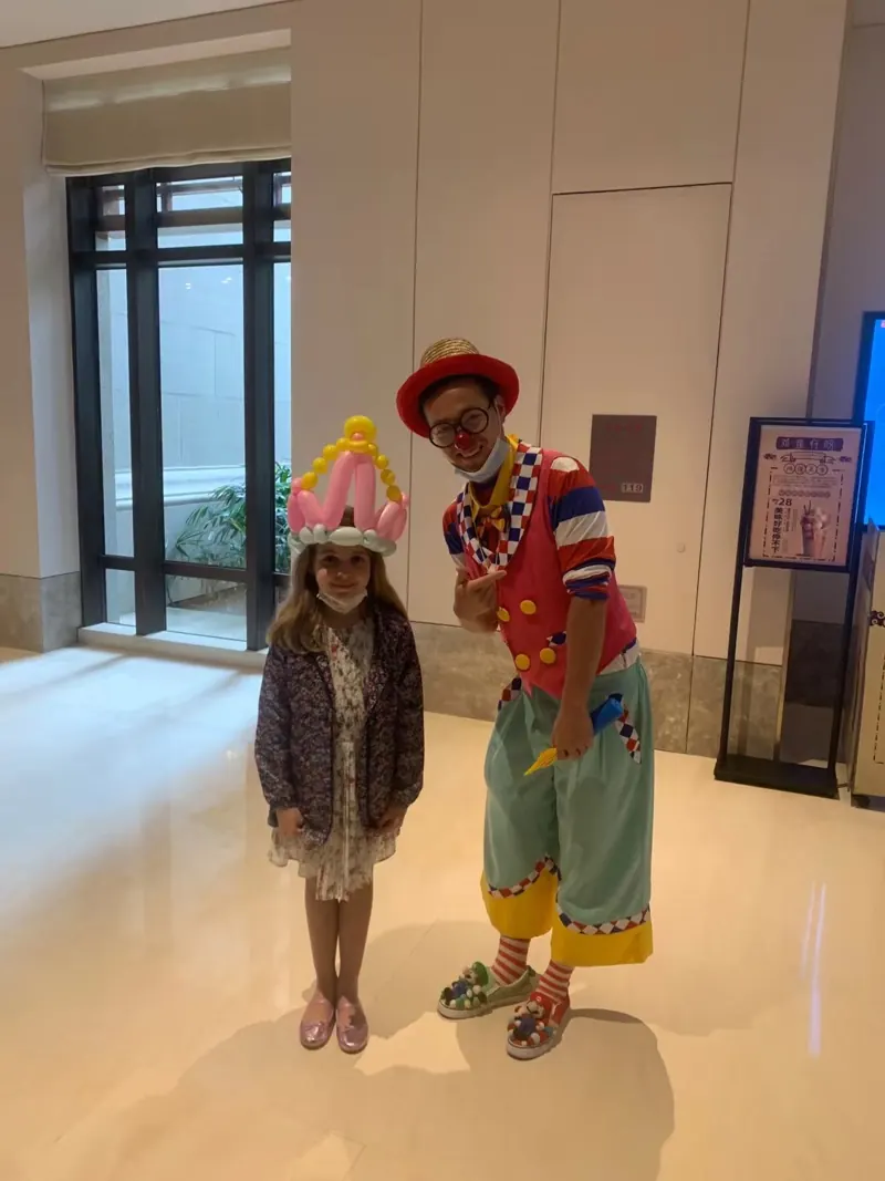 Romeo em evento com esculturas de balões