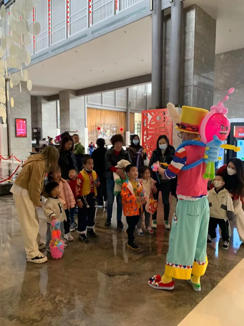 Romeo em evento com esculturas de balões