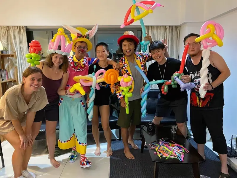 Romeo em evento com esculturas de balões