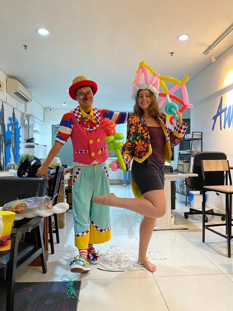 Romeo em evento com esculturas de balões