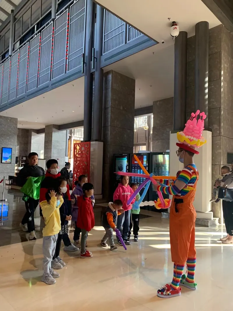 Romeo em evento com esculturas de balões