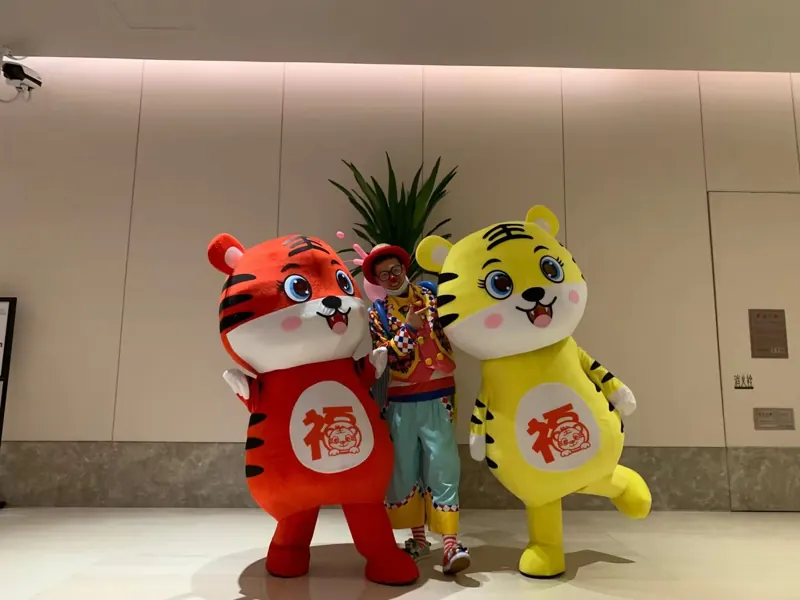 Romeo em evento com esculturas de balões