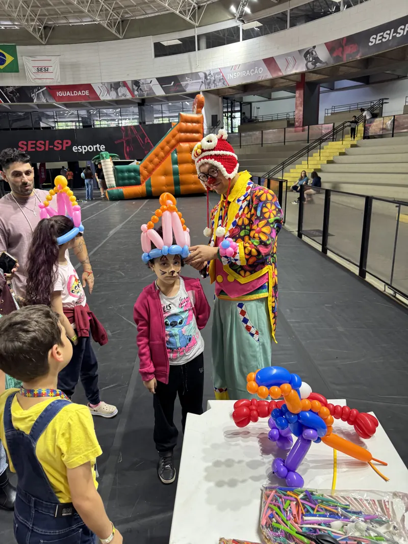 Romeo making balloon sculptures for children