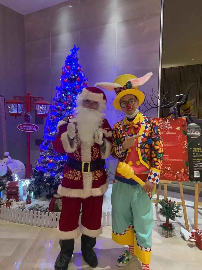 Romeo next to Santa Claus at a Christmas event
